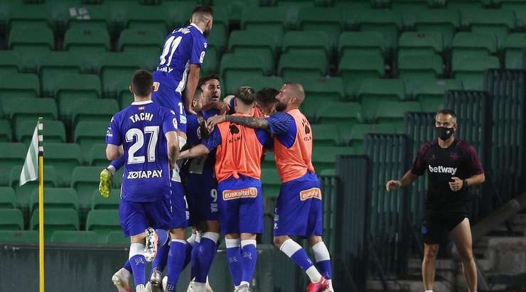 Joselu (Alaves) nhận một đường chuyền đẹp mắt từ đồng đội và tung cú sút chìm vào góc thấp bên trái khung thành. Một bàn thắng tuyệt vời!