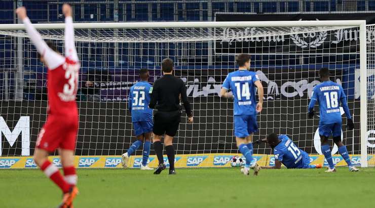 Adams Nuhu Kasim (Hoffenheim) ghi tên mình lên bảng tỉ số, nhưng không may cho anh ấy đó là một bàn phản lưới nhà.