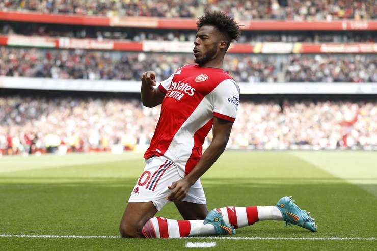 Vào! Nuno Tavares (Arsenal) đã có mặt đúng lúc đúng chỗ để lấy bóng bật ra trong vòng cấm, và anh ấy sút bóng vào bên trái khung thành. Tỉ số là 1:0.