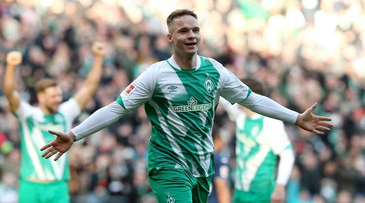 Vào! Anthony Jung Niklas Schmidt (Werder Bremen), người cho thấy quyết tâm tuyệt vời để đón bóng trước một vài hậu vệ và từ trong vòng cấm tung đưa nó vào góc phải phía dưới 2:0.