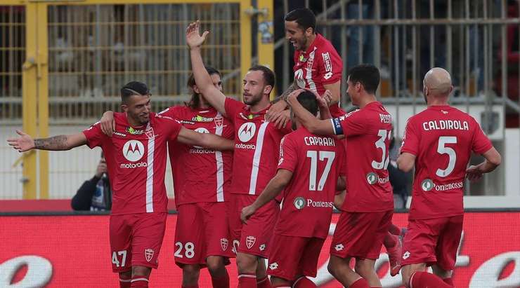 Carlos Augusto (Monza) nhận một đường chuyền sát thủ, đặt anh vào thế đối mặt với thủ môn và anh đã ghi bàn với một cú sút căng làm tung nóc lưới. Một cú sút hoàn hảo.