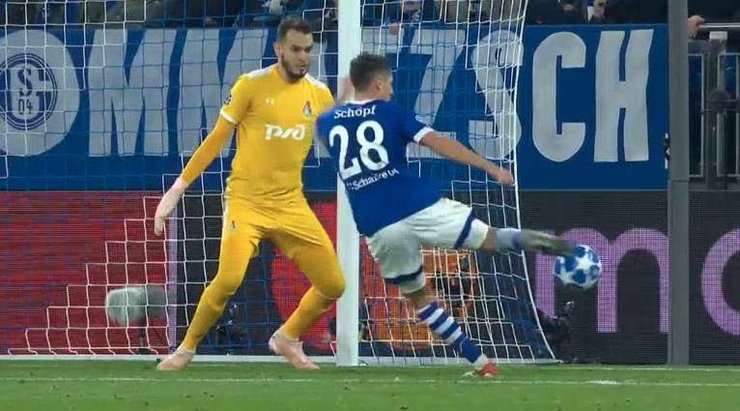 Vào! Alessandro Schopf (Schalke) sút bóng bật ra vào phía trong cột dọc bên phải sau khi bóng đến chỗ anh ấy trong vòng cấm. Tỉ số là 1:0.