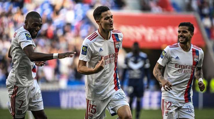 Romain Faivre (Lyon) đón đường căng ngang hoàn hảo từ Moussa Dembele ở ngoài rìa vòng cấm và khống chế bóng một cách tinh tế. Tiếp theo, anh tung một cú sút hiểm hóc vào góc cao bên trái khung thành, nâng tỉ số lên 4:0!