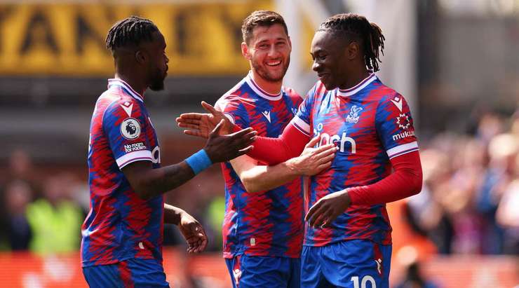 Vào! Eberechi Eze (Crystal Palace) giành chiến thắng trên chấm phạt đền bằng một cú sút không thể cản phá, vượt qua tầm với của thủ môn Lukasz Fabianski vào góc thấp bên trái.