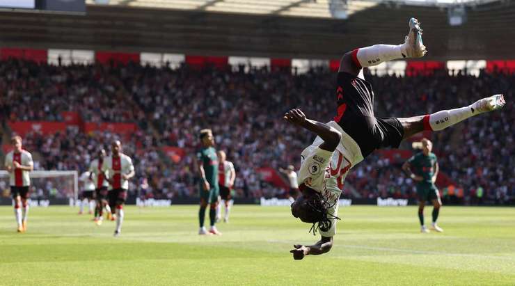 Một cú sút tuyệt vời! Kamaldeen Sulemana (Southampton) thể hiện sự bình tĩnh tuyệt vời trong vòng cấm để tung một cú sút chìm một chạm vào ngay giữa khung thành. Tỉ số là 2:2.
