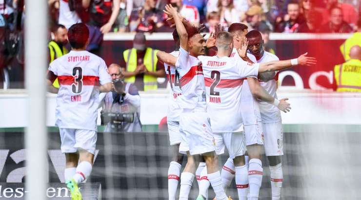 Vào! Serhou Guirassy (VfB Stuttgart) đón bóng trong vòng cấm và ghi một bàn thắng giật gót tuyệt vời. Anh ấy thay đổi tỉ số thành 1:0.