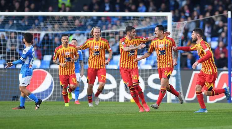 Vào! Gianluca Lapadula (Lecce) đã có mặt đúng lúc đúng chỗ để chộp lấy bóng bật ra trong vòng cấm, và anh ấy sút bóng thành bàn. Tỉ số là 0:1.
