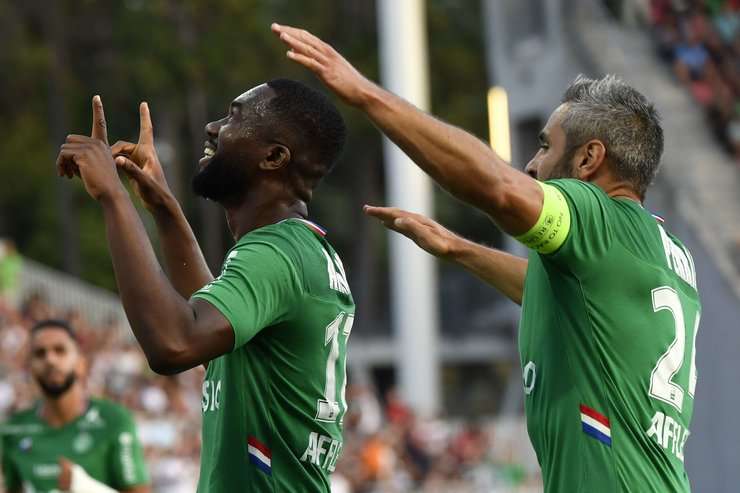 Jean-Eudes Aholou (St Etienne) chiến thắng trong một tình huống không chiến để đón quả đá phạt và cú đánh đầu hoàn hảo của anh đi chuẩn xác vào mép trong cột dọc bên trái.