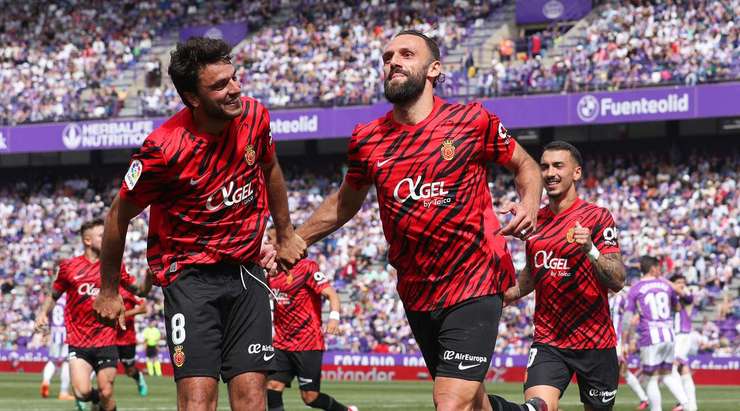 Vào! Vedat Muriqi (Mallorca) giành chiến thắng trên chấm phạt đền bằng một cú sút không thể cản phá, làm tung nóc lưới trong sự bất lực của thủ môn Jordi Masip.