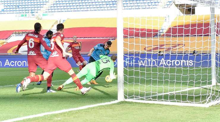 Vào! Roberto Piccoli (Spezia) đã có mặt đúng lúc đúng chỗ để chộp lấy bóng bật ra trong vòng cấm, và anh ấy sút bóng thành bàn. Tỉ số là 3:3.