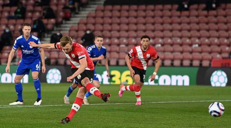 VÀO! Đó là một cú sút phạt đền tuyệt vời của James Ward-Prowse (Southampton) về phía góc thấp bên trái khung thành, không có một chút cơ hội nào cho thủ môn Kasper Schmeichel để cản phá!