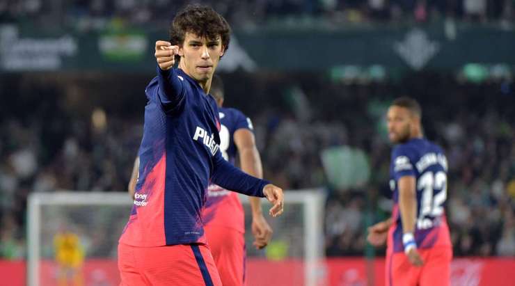Vào! Angel Correa kiến tạo cho Joao Felix (Atl. Madrid) một đường chuyền tốt trong vòng cấm. Nó cho phép anh ấy dứt điểm với một cú sút chính xác vào góc trái phía dưới. 0:1.