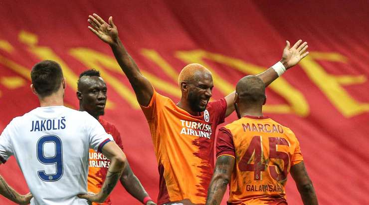 Vào! Marcos đưa bóng qua vòng cấm và Ryan Babel (Galatasaray) đã có một nhiệm vụ dễ dàng nhất thế giới để đưa bóng vào lưới trống. 2:0.