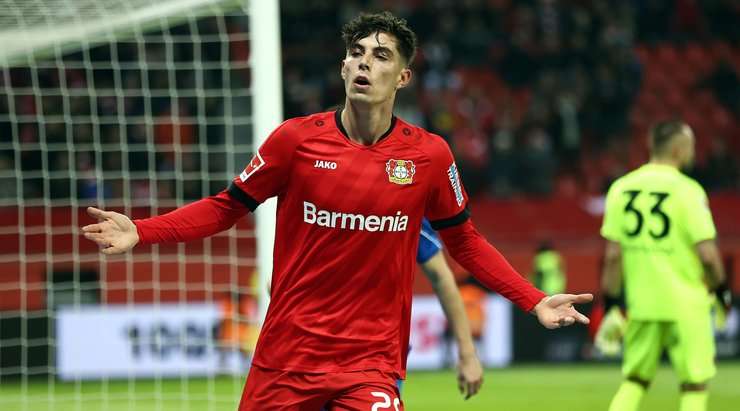 Đó là một bàn thắng! Kai Havertz (Bayer Leverkusen) xuất sắc đón một quả tạt trong vòng cấm và đánh đầu hoàn hảo làm tung nóc lưới khung thành đối phương.
