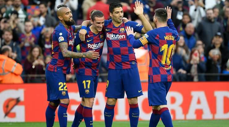 Vào! Đường kiến tạo xuất sắc của Luis Suarez mở ra rất nhiều khoảng trống cho Antoine Griezmann (Barcelona) ở ngoài rìa vòng cấm. Quan sát thấy thủ môn đang lên cao, cầu thủ này lạnh lùng tỉa bóng chính xác vào phía bên phải khung thành. Tỉ số là 1:0.