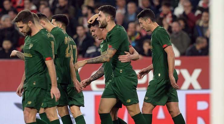 Một đường chuyền dài vượt qua hàng phòng ngự tới vị trí của Ander Capa (Ath Bilbao) và anh đã dễ dàng dứt điểm thành công vào góc thấp bên trái khung thành!