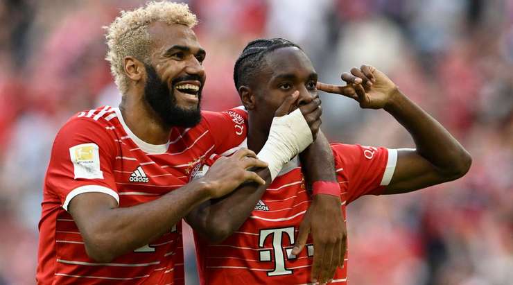 VÀO 5:1! Mathys Tel (Bayern Munich) đi bóng lắt léo vượt qua một vài hậu vệ đối phương trước khi tung cú sút từ rìa vòng cấm. Bóng chạm một cầu thủ khác và đổi hướng đi thẳng vào lưới.