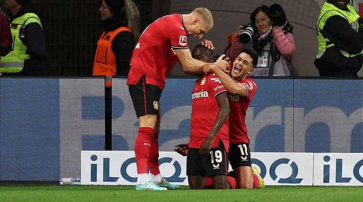 Vào! Đường chuyền dài kinh điển của Mitchel Bakker đến chân Moussa Diaby (Bayer Leverkusen) ở một vị trí trống trải bên trong vòng cấm. Anh còn đủ thời gian và không gian để chỉnh lại bóng trước khi sút chìm vào chính giữa khung thành. Tỉ số là 3:0.