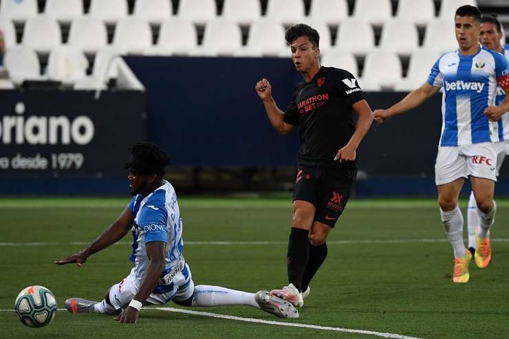 Vào - 0:2! Jesus Navas chuyền bóng như đặt cho Oliver Torres (Sevilla), người có một cú sút từ cự ly gần vào góc thấp bên trái mành lưới, dễ dàng đánh bại thủ môn.