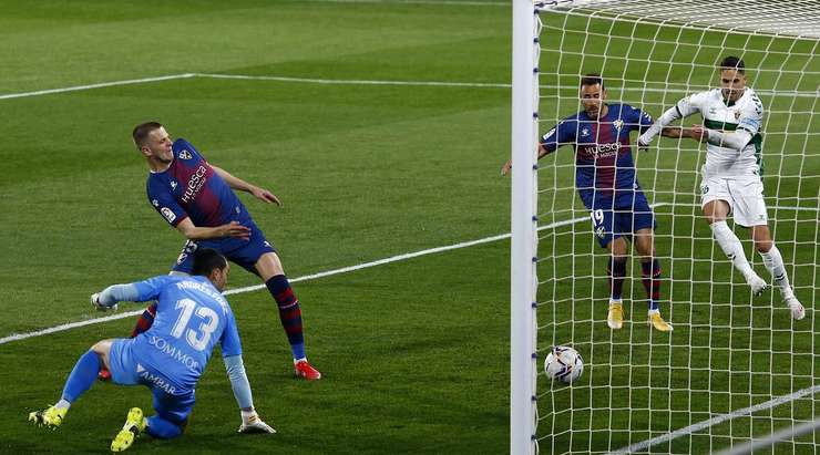 PHẢN LƯỚI NHÀ! Denis Vavro (Huesca) có một khoảnh khắc đáng quên khi anh vô tình làm đổi hướng cú sút, và đưa bóng thẳng vào khung thành đội nhà! Tỉ số là: 1:1.