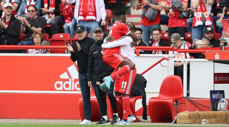 VÀO! Đó là một cú sút phạt đền tuyệt vời của Taiwo Awoniyi (Union Berlin) về phía góc thấp bên trái khung thành, không có một chút cơ hội nào cho thủ môn Michael Esser để cản phá!