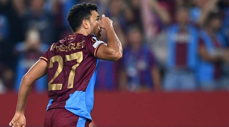 Trezeguet (Trabzonspor) ghi bàn! Anh ấy đón đường chuyền của đồng đội và tung một cú sút hoàn hảo từ rìa vòng cấm, bóng vượt qua thủ môn và đi thẳng vào nóc lưới.
