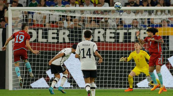Vào! Juan Cuadrado treo bóng vào sâu trong vòng cấm kiến tạo cho Luis Diaz (Colombia) ở một vị trí trống trải, và cú đánh đầu cận thành của cầu thủ này đã đưa bóng vượt qua tầm với của thủ môn đi vào góc cao bên trái khung thành. Tỉ số là 0:1.