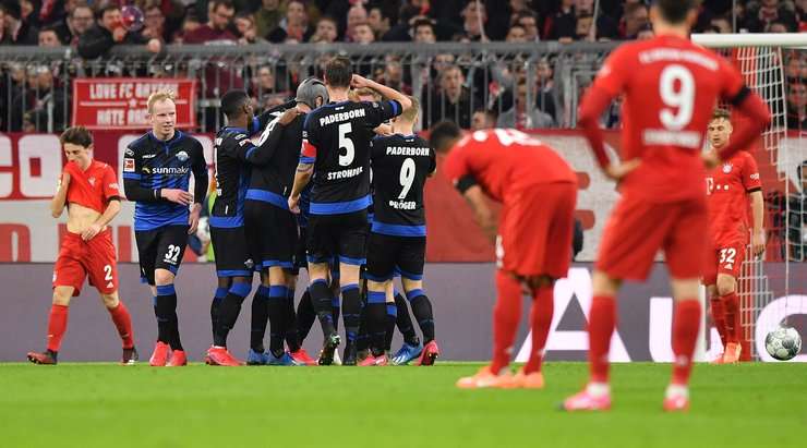 Vào! Thủ môn Manuel Neuer phạm một sai lầm tồi tệ và Dennis Srbeny (Paderborn) đã không gặp khó khăn gì để đưa bóng vào lưới, 1:1.