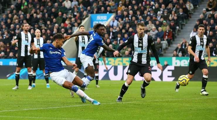 Vào! Dominic Calvert-Lewin (Everton) sút bóng bật ra vào góc trái phía dưới sau khi bóng đến chỗ anh ấy trong vòng cấm. Tỉ số là 0:1.