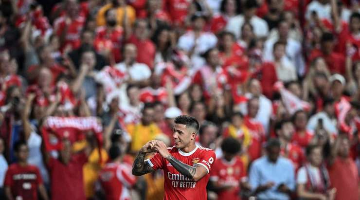 Một bàn thắng xuất sắc! Enzo Fernandez (Benfica) bắt vô-lê hoàn hảo từ xa và bóng đi hiểm hóc vào góc thấp bên trái khung thành. Xin ngả mũ trước cú sút tuyệt đẹp này.
