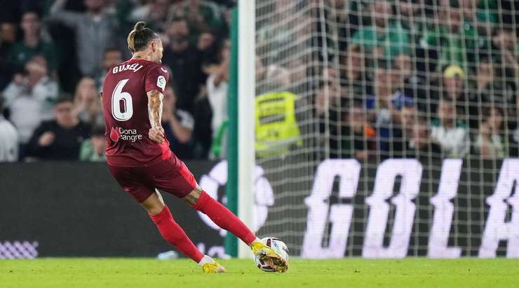 Nemanja Gudelj (Sevilla) ghi một bàn thắng phi thường! Anh ấy nhận đường chuyền từ đồng đội, tự tạo khoảng trống cho mình và tung một cú sút xa trái phá đánh bại thủ môn, đưa bóng vào góc cao bên trái.