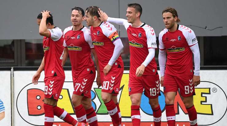 Christian Gunter (Freiburg) đã làm lưới của đối phương phải tung lên với một cú sút ngay sát vòng cấm địa. Quả bóng bay thẳng vào góc thấp bên phải.