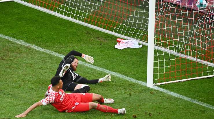 Karim Onisiwo (Mainz) ghi bàn! Karim Onisiwo (Mainz) được kiến tạo bởi Danny da Costa và anh ấy đã cho thấy sự bình tĩnh tuyệt vời trong vòng cấm để sút vào bên phải mành lưới. 2:2.