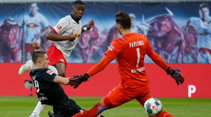 Vào! Đường chuyền dài kinh điển của Konrad Laimer đến chân Nordi Mukiele (RB Leipzig) ở một vị trí trống trải bên trong vòng cấm. Anh còn đủ thời gian và không gian để chỉnh lại bóng trước khi sút vào góc thấp bên phải khung thành. Tỉ số là 3:0.