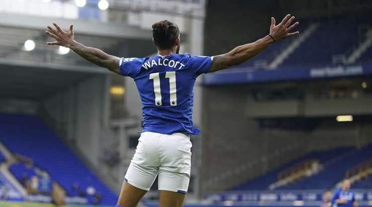 Vào rồi! Theo Walcott (Everton) tìm được một khoảng trống bên trong vòng cấm và trình diễn một cú đánh đầu cận thành không thể cản phá vào góc cao bên trái khung thành sau đường lob bóng tinh quái của Andre Gomes. Tỉ số là 1:1.