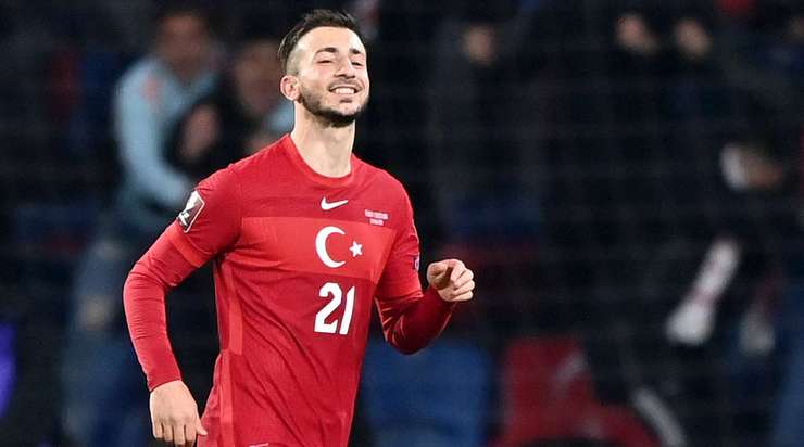 Vào! Tình huống phối hợp nhịp nhàng ở ngoài rìa vòng cấm với Burak Yilmaz mở ra cho Halil Dervisoglu (Thổ Nhĩ Kỳ) một cơ hội ghi bàn mười mươi. Anh không làm đồng đội thất vọng khi đánh bại thủ môn đối phương với một cú sút đi thẳng vào góc phải khung thành. Tỉ số là 2:0.