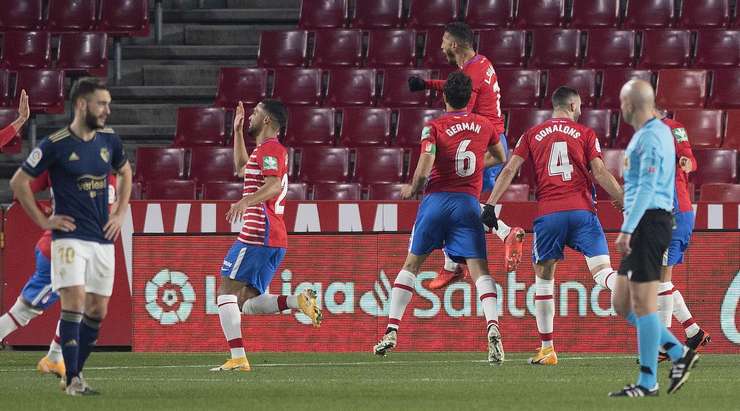 Vào! Luis Javier Suarez Charris (Granada CF) đã có mặt đúng lúc đúng chỗ để lấy bóng bật ra trong vòng cấm, và anh ấy sút bóng đi chìm vào phía trong cột dọc bên phải. Tỉ số là 1:0.