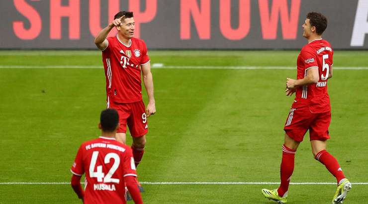 David Alaba thực hiện một quả tạt bổng chính xác vào vòng cấm. Robert Lewandowski (Bayern Munich) đón bóng và dứt điểm nhanh vào góc thấp bên trái khung thành. Thủ môn đã không có cơ hội nào để cản phá! Tỉ số đã được thay đổi thành: 1:0.