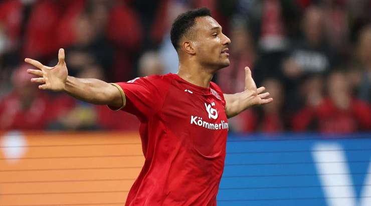 Vào! Jonathan Burkardt dọn cỗ cho Karim Onisiwo (Mainz), người ghi bàn với một pha dứt điểm cự li gần đơn giản. Tỉ số là 5:0.