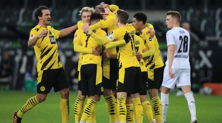 Vào! Erling Haaland (Dortmund) nhận một đường chuyền ngắn rất vừa tầm từ Jadon Sancho ở một vị trí bên trong vòng cấm, anh lách người và tung một cú sút không thể cản phá vào góc thấp bên trái khung thành. Tỉ số là 1:2.