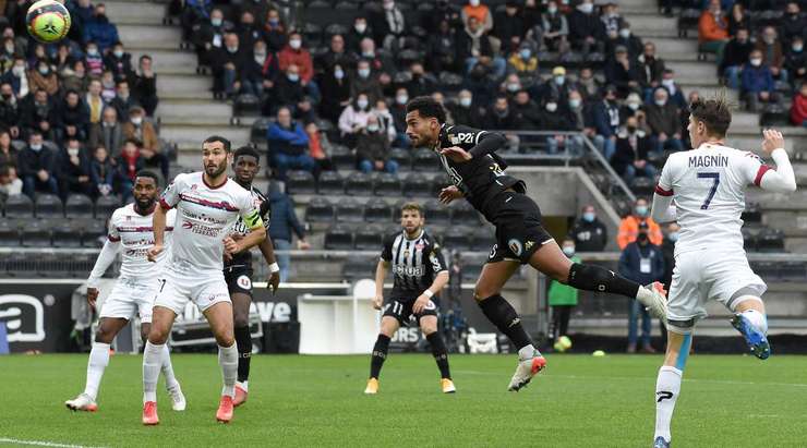 Một cơ hội tuyệt vời! Souleyman Doumbia treo bóng vào vòng cấm, và Angelo Fulgini (Angers) đối diện thủ môn và đánh đầu đi chệch cột dọc bên trái trong gang tấc.
