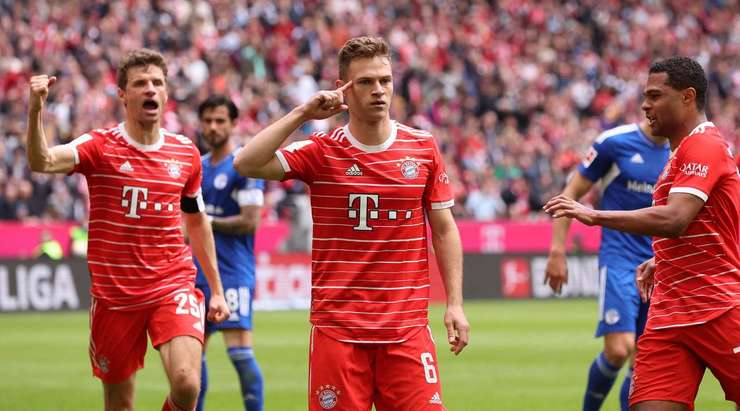 VÀO! Đó là một cú sút phạt đền tuyệt vời của Joshua Kimmich (Bayern Munich) về phía góc thấp bên phải khung thành, không có một chút cơ hội nào cho thủ môn Alexander Schwolow để cản phá!