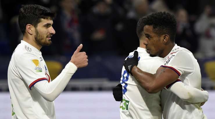 Vào! Kenny Tete thể hiện nhãn quan tuyệt vời của mình với đường chuyền sắc sảo cho Houssem Aouar (Lyon), người đã rất bình tĩnh sút bóng gọn gàng vào góc cao bên phải mành lưới. Tỉ số là 2:0.