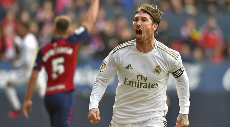 Vào! Quả phạt góc được thực hiện và Casemiro bật lên rất tốt, chuyền bóng bằng đầu vào vòng cấm và Sergio Ramos (Real Madrid) đánh đầu sượt vào lưới. 1:2.