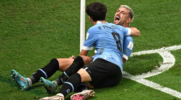 Vào! Giorgian de Arrascaeta (Uruguay) thể hiện sự nhạy bén của mình trong vòng cấm khi anh ấy đón một đường chuyền thông minh từ đồng đội và tung cú sút một chạm vào lưới. Luis Suarez là người đã kiến tạo bàn thắng. Tỉ số là 0:2.
