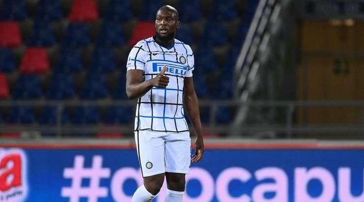 Vào! Romelu Lukaku (Inter) đã có mặt đúng lúc đúng chỗ để chộp lấy bóng bật ra trong vòng cấm, và anh ấy sút bóng thành bàn. Tỉ số là 0:1.