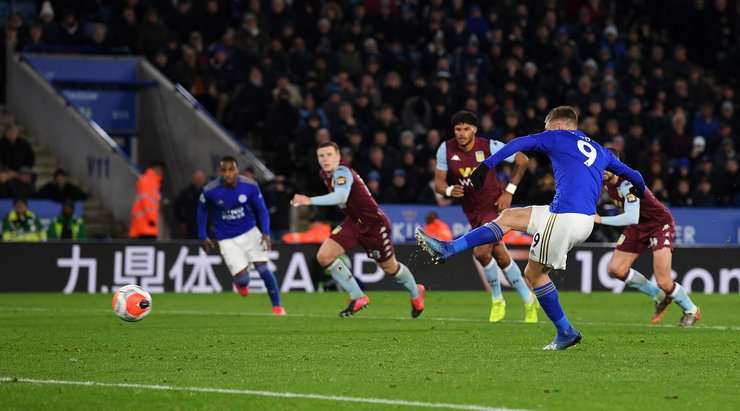 Jamie Vardy (Leicester) không phạm sai lầm nào, anh ta chờ thủ môn Pepe Reina đổ người rồi mới sút bóng nhẹ nhàng vào chính giữa khung thành.