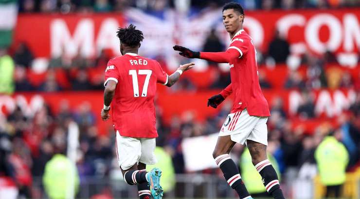 Vào! Bóng bật ra đến Fred (Manchester United) và anh ấy tung cú sút từ cự li gần. Tỉ số là 1:1.
