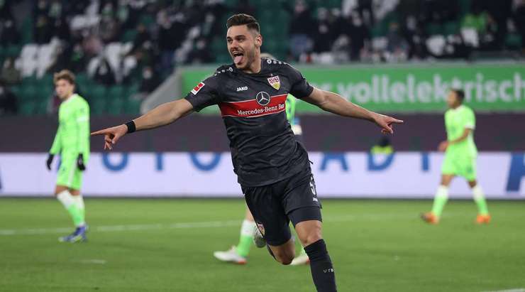 Konstantinos Mavropanos (VfB Stuttgart) lấy bóng tại rìa vòng cấm và tung cú sút một chạm không hề do dự. Anh ấy sút bóng xuất sắc khi nó đi vào góc phải phía trên. Có thể thực hiện tốt hơn không? Chắc chắn là không. 0:1.