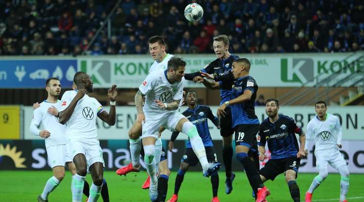 Một đường chuyền rất thông minh của đồng đội đặt Daniel Ginczek (Wolfsburg) vào một vị trí rất thuận lợi và anh sút bóng lạnh lùng vào mé trong cột dọc bên phải!